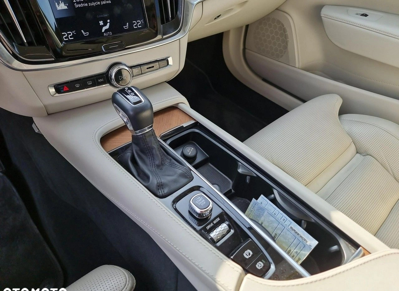 Volvo V90 cena 149000 przebieg: 106117, rok produkcji 2019 z Sieraków małe 379